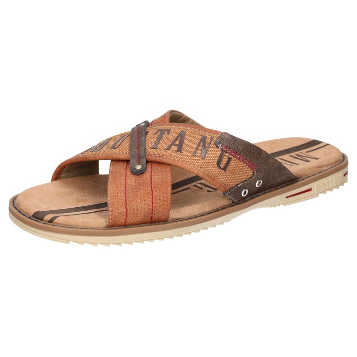 Mustang Shoes Pantolette, Sommerschuh, Schlappen, Poolslides, mit auffälligem Logoschriftzug