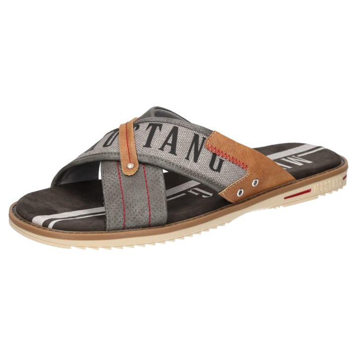 Mustang Shoes Pantolette, Sommerschuh, Schlappen, Poolslides, mit auffälligem Logoschriftzug