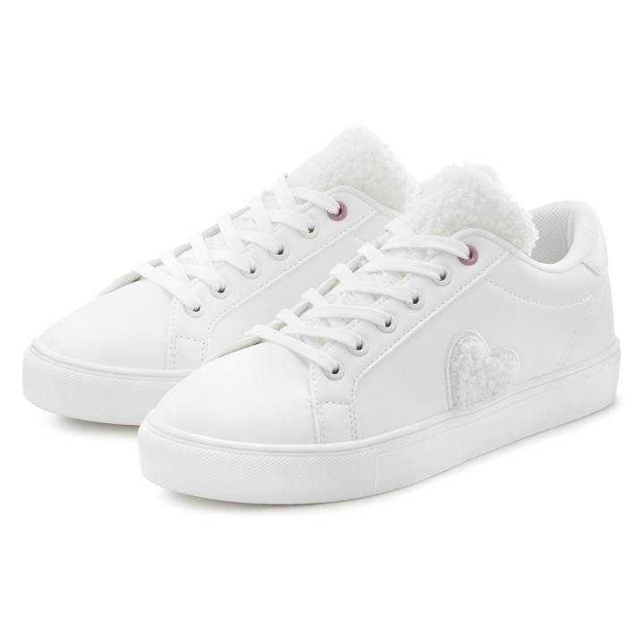 LASCANA Sneaker, Freizeitschuh, Halbschuh mit kleinem Herz Patch VEGAN